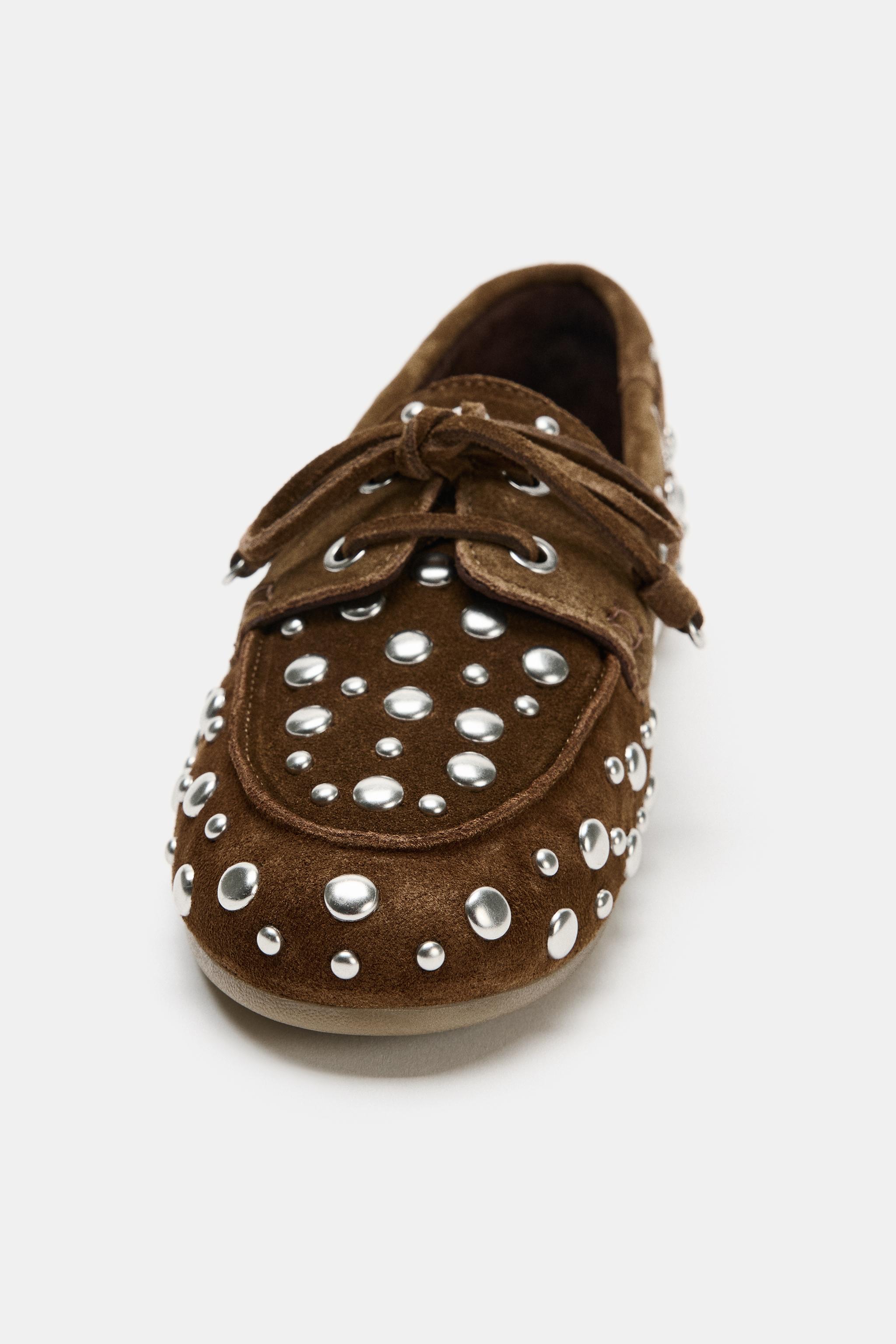 CHAUSSURES BATEAU EN DAIM À CLOUS